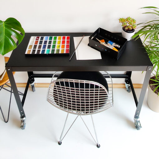 escritorio de acero metalico negro con ruedas diseño minimalista muett