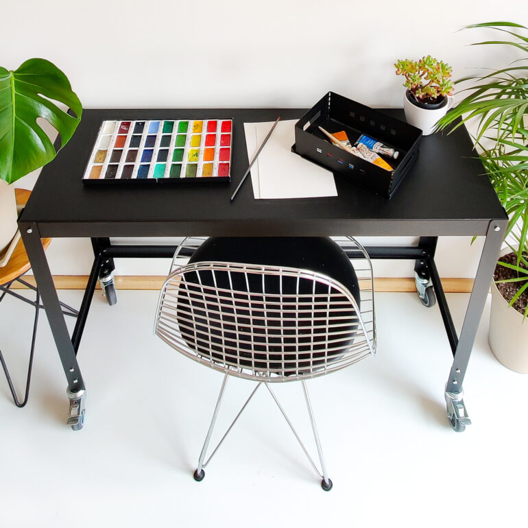 escritorio de acero metalico negro con ruedas diseño minimalista muett