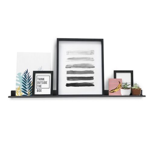 Estante LINE de 120cm en acero plegado, color negro, diseño moderno y minimalista, con cuadros decorativos y macetas pequeñas con plantas Muett