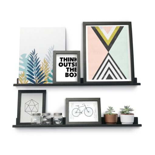 Estante LINE de 80cm en acero plegado, color negro, diseño moderno y minimalista, con cuadros decorativos y macetas pequeñas con plantas Muett