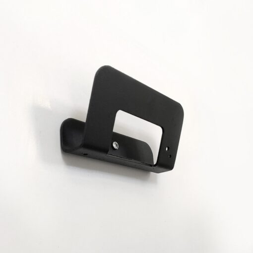 Gancho DOJO Mediano negro Muett instalado en pared, diseño funcional moderno minimalista