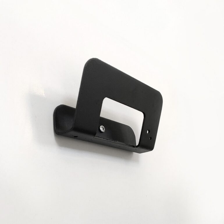 Gancho DOJO Mediano negro Muett instalado en pared, diseño funcional moderno minimalista