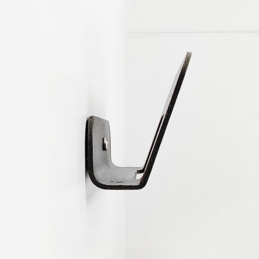 Vista lateral detalle Gancho DOJO Mediano negro Muett instalado en pared, diseño funcional moderno minimalista