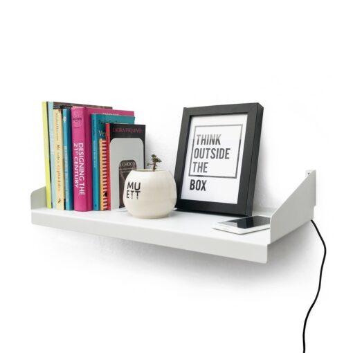 Estante FIT Muett blanco con objetos decorativos, cuadro, con libros y celular con pasacables cargador en ambiente moderno