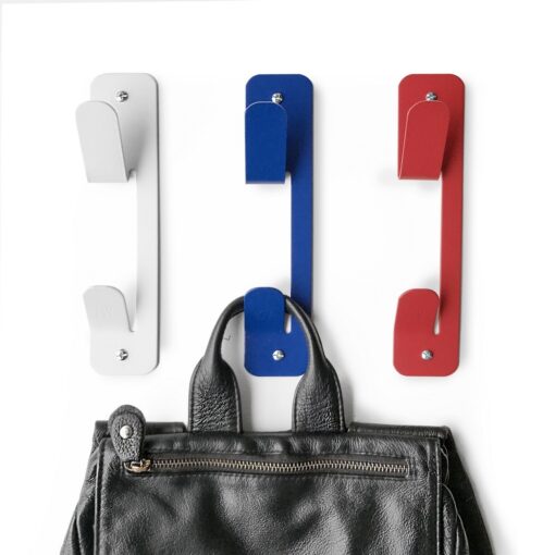 Pack x3 perchero de pared FUN de acero francia sobre fondo color neutro, diseño minimalista y resistente Muett con cartera colgada