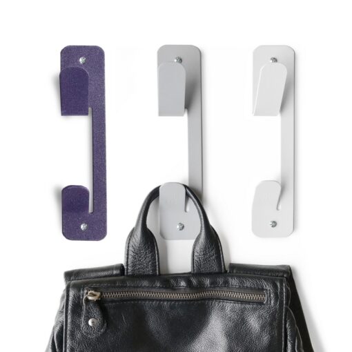 Pack x3 perchero de pared FUN de acero glam sobre fondo color neutro, diseño minimalista y resistente Muett con cartera colgada