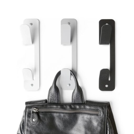 Pack x3 perchero de pared FUN de acero monocromático sobre fondo color neutro, diseño minimalista y resistente Muett con cartera colgada