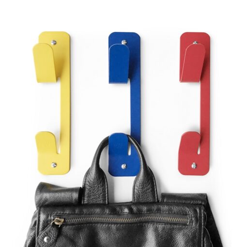 Pack x3 perchero de pared FUN de acero primario sobre fondo color neutro, diseño minimalista y resistente Muett con cartera colgada