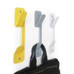 Pack x3 perchero de pared FUN de acero en citric sobre fondo color neutro, diseño minimalista y resistente Muett con cartera colgada