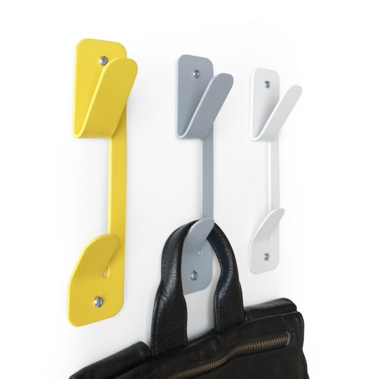 Pack x3 perchero de pared FUN de acero en citric sobre fondo color neutro, diseño minimalista y resistente Muett con cartera colgada