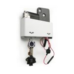 Llaves colgadas en el Portallaves con Contenedor ASANA de chapa blanco de Muett en pared clara