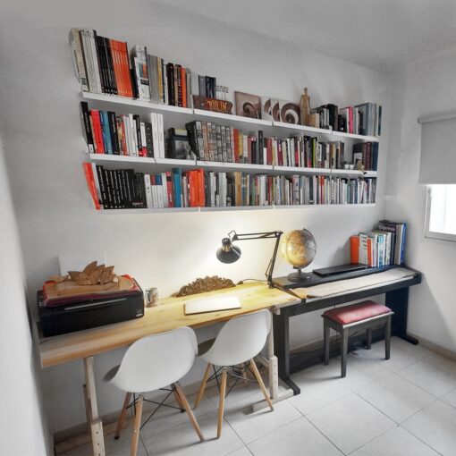 Biblioteca de pared con Estantes FIT Muett blanco con libros en ambiente escritorio