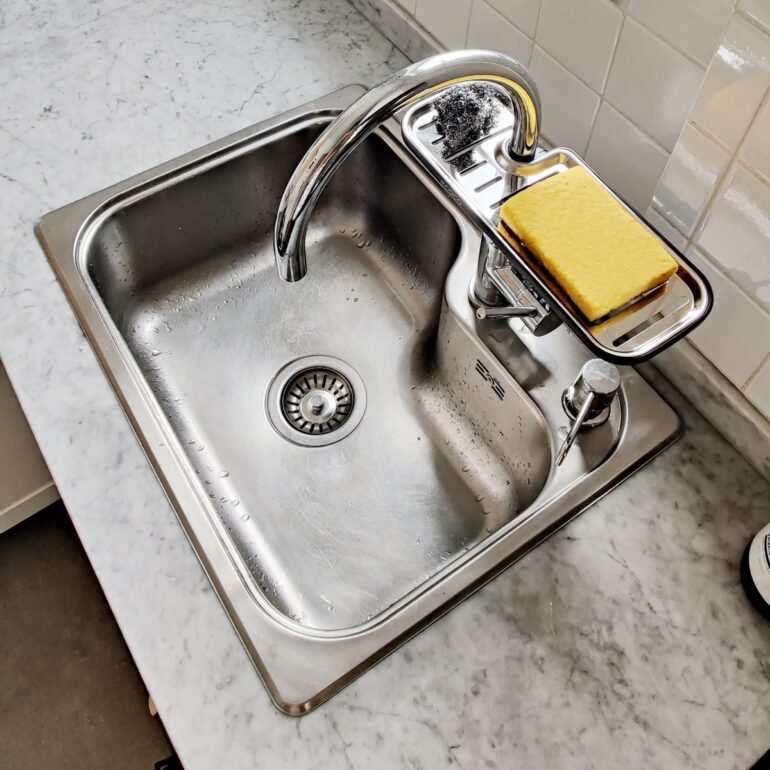 soporte organizador de cocina colgante de canilla para esponja trapo virulan. Ordena tu bacha. Muett