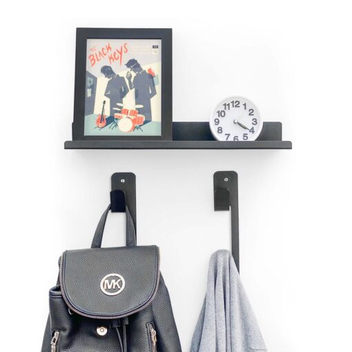 Set Recibidor Muett chapa negro instalado en entrada con decoración cuadro reloj mochila y campera colgada minimalista moderno