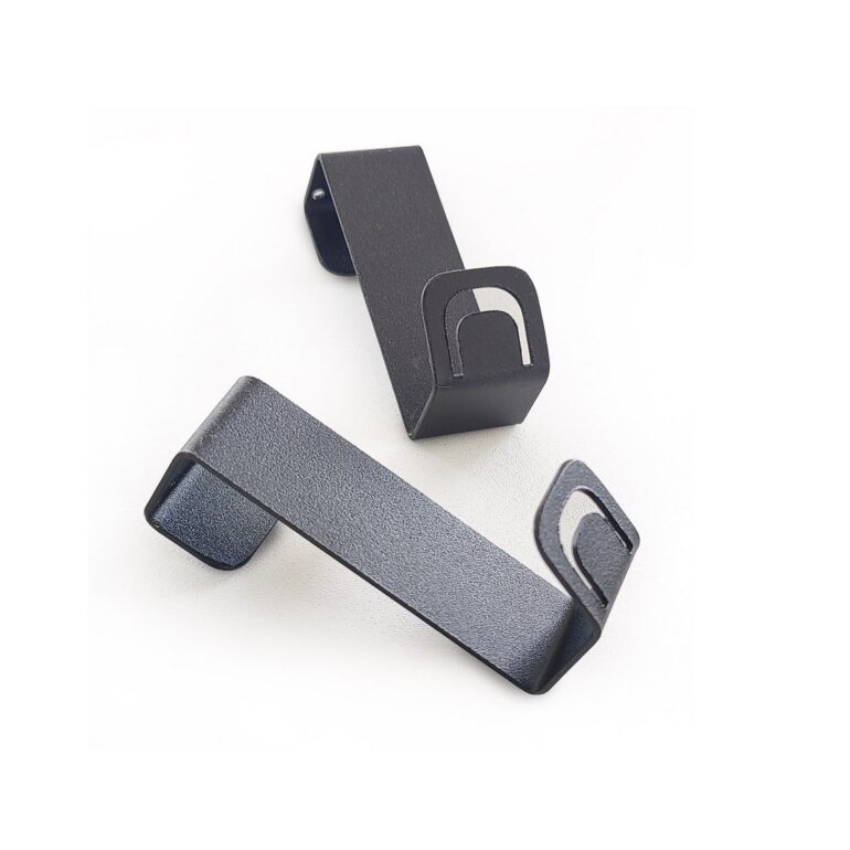 Percheros DEGLI negro sin tornillos de chapa Muett, fondo blanco