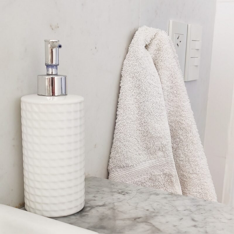 perchero alumino gancho diseño minimalista para baño cocina diseño original muett colgar toalla