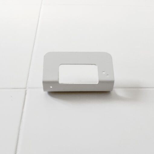 Gancho DOJO Mediano blanco Muett instalado en pared, diseño funcional moderno minimalista
