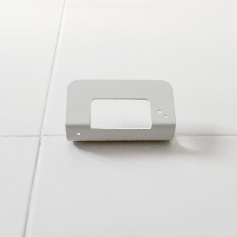 Gancho DOJO Mediano blanco Muett instalado en pared, diseño funcional moderno minimalista