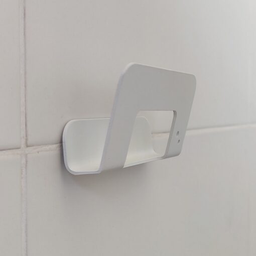 Gancho DOJO Mediano blanco Muett instalado en pared, diseño funcional moderno minimalista