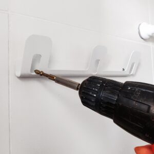 Instalación Perchero triple DOJO Muett blanco diseño funcional moderno y minimalista en pared de baño