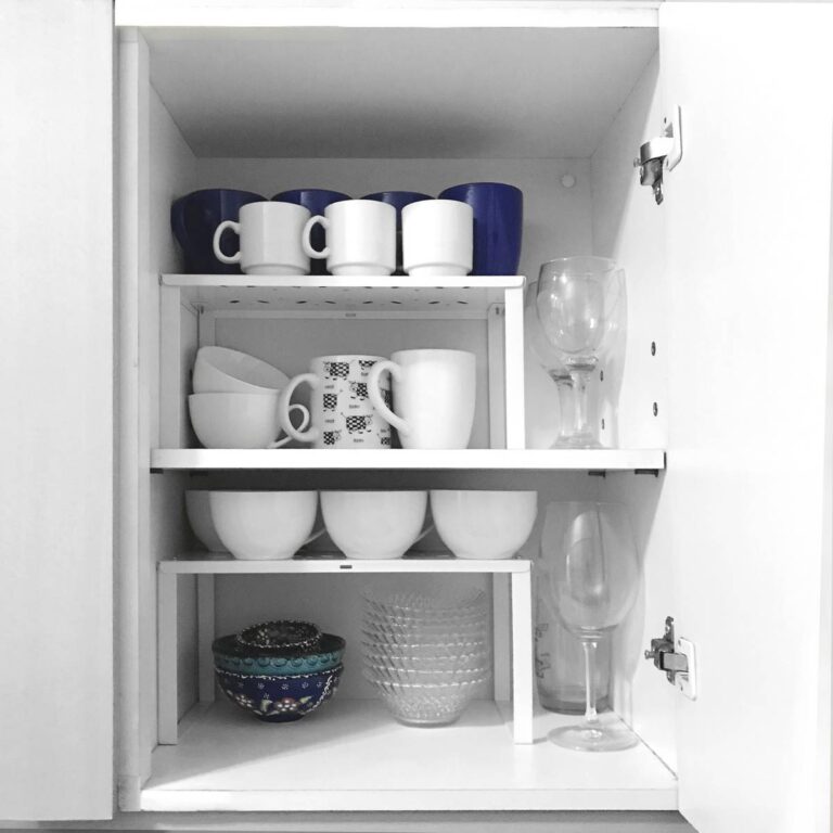 Estante UP de chapa de acero plegada, organizador de alacena, vajillero, color blanco, instalado en alacena con taza, platos, copas, vasos y tazas, diseño minimalista y resistente – Muett