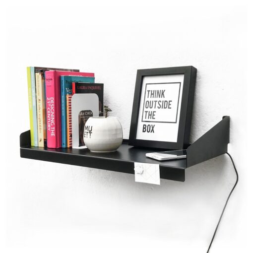 Estante FIT Muett negro con objetos decorativos, cuadro, con libros y celular con pasacables cargador en ambiente moderno