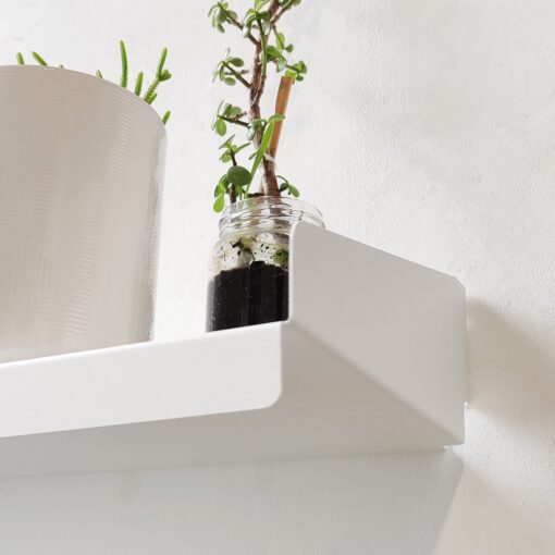 Detalle Estante FIT Muett blanco con macetas y plantas pequeñas