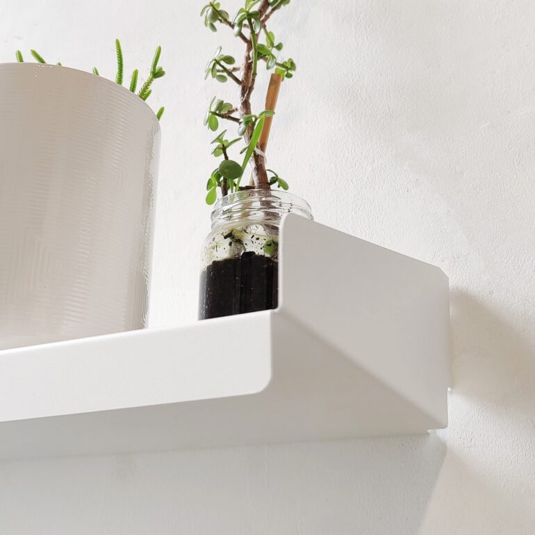 Detalle Estante FIT Muett blanco con macetas y plantas pequeñas