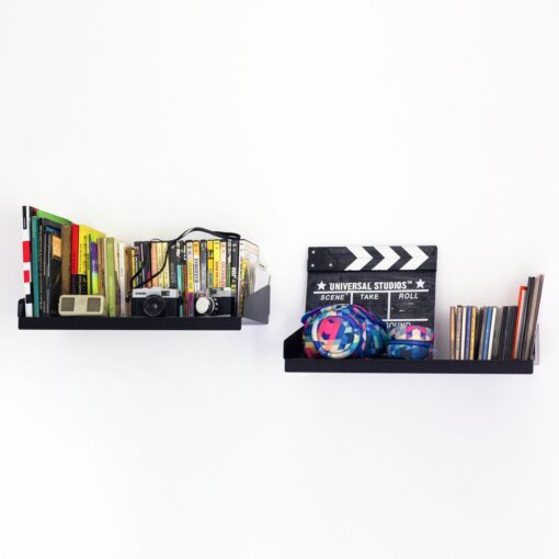 Set de Estantes FIT Muett negro con libros, objetos decorativos, cámara de fotos