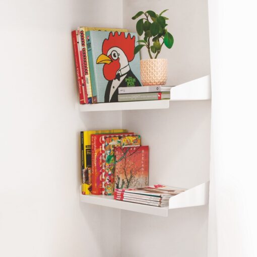 Set de Estantes FIT Muett blanco con libros, revistas y maceta con planta objetos decorativos