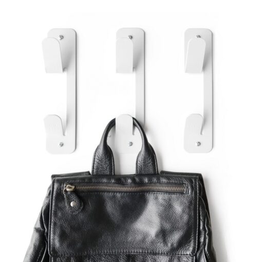 Pack x3 perchero de pared FUN de acero blanco sobre fondo color neutro, diseño minimalista y resistente Muett con cartera colgada