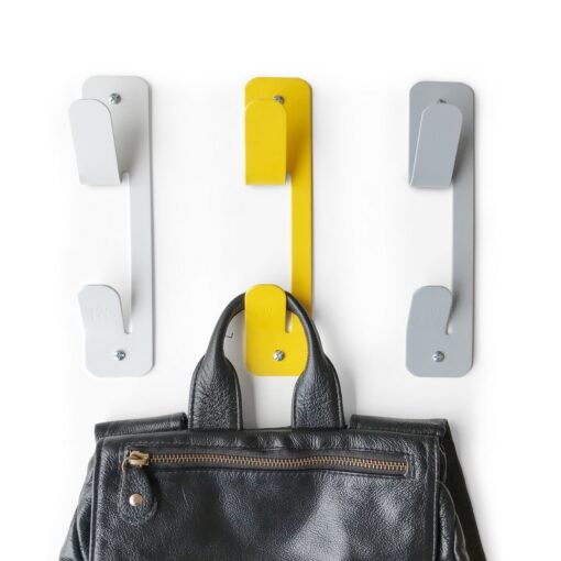 Pack x3 perchero de pared FUN de acero en citric sobre fondo color neutro, diseño minimalista y resistente Muett con cartera colgada