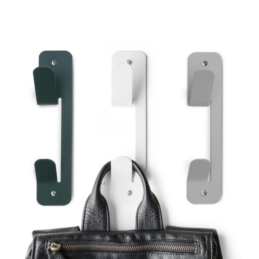Pack x3 perchero de pared FUN de acero oliva sobre fondo color neutro, diseño minimalista y resistente Muett con cartera colgada