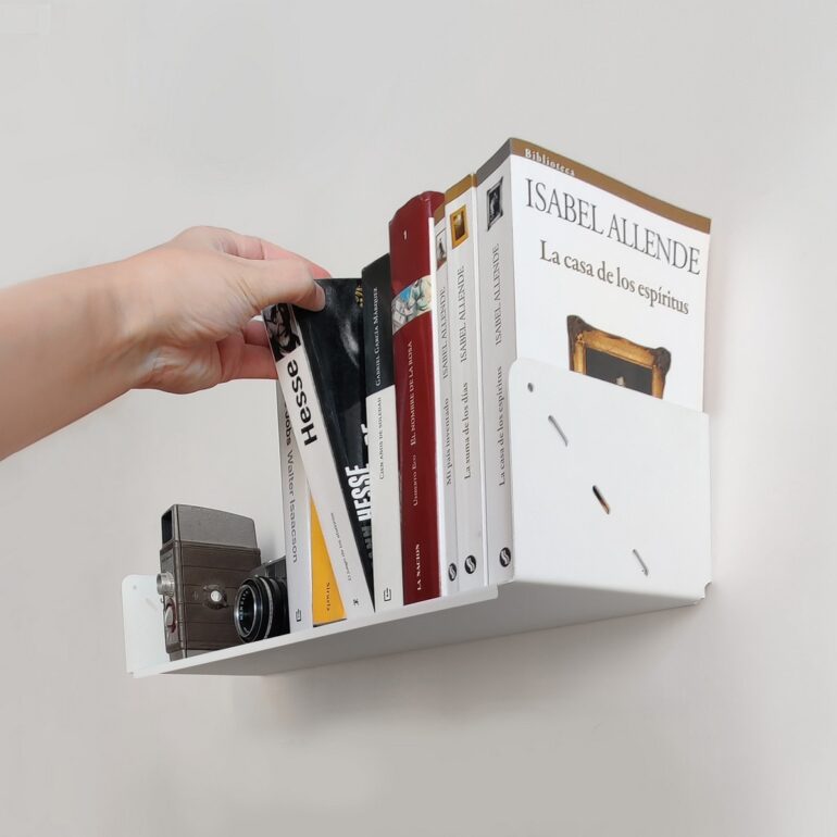 estante de pared blanco chapa metálico Prisma en ambiente moderno Muett diseño original libros cámara fotográfica