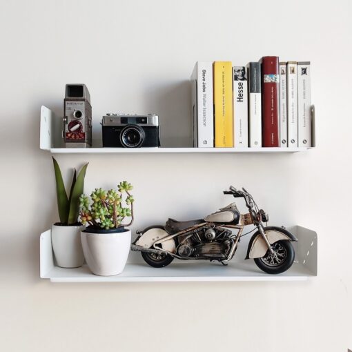 estante de pared blanco chapa metálico Prisma en ambiente moderno Muett diseño original libros maceta cámara fotográfica objetos decorativos