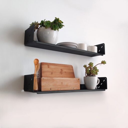 estante de pared negro chapa metálico Prisma en ambiente moderno Muett diseño original vajilla tabla de corte maceta jarron