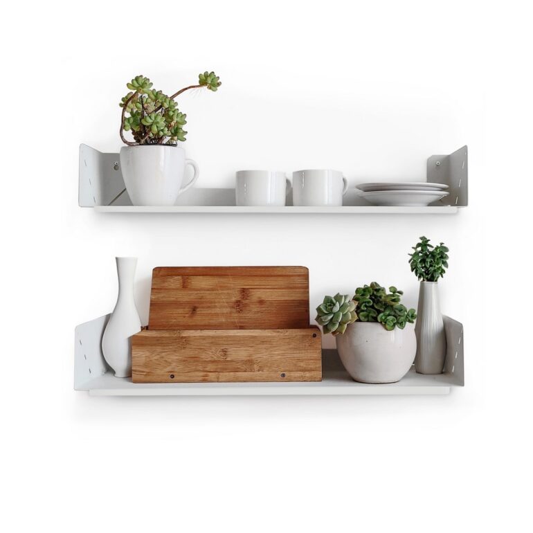estante de pared blanco chapa metálico Prisma en ambiente moderno Muett diseño original vajilla tabla de corte maceta jarron
