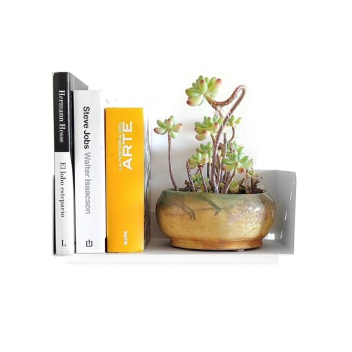 estante de pared blanco chapa metálico Prisma en ambiente moderno Muett diseño original libros maceta