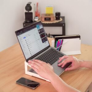soporte notebook organizador de escritorio porta utiles con canasto para pc diseño original muett