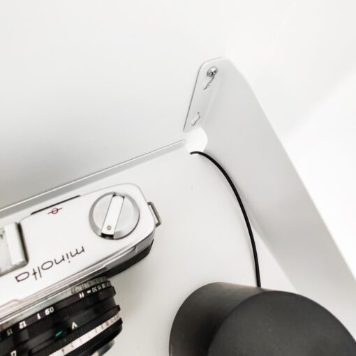 Detalle Estante FIT Muett blanco con cable de parlante por pasacables