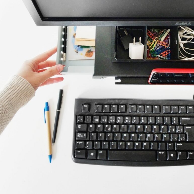 soporte regulable levanta monitor apoya pantalla organizador de escritorio con cajon diseño oficina acero muett