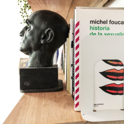 Sujeta Libros CLIP de chapa de Muett blanco con libros en biblioteca moderna minimalista