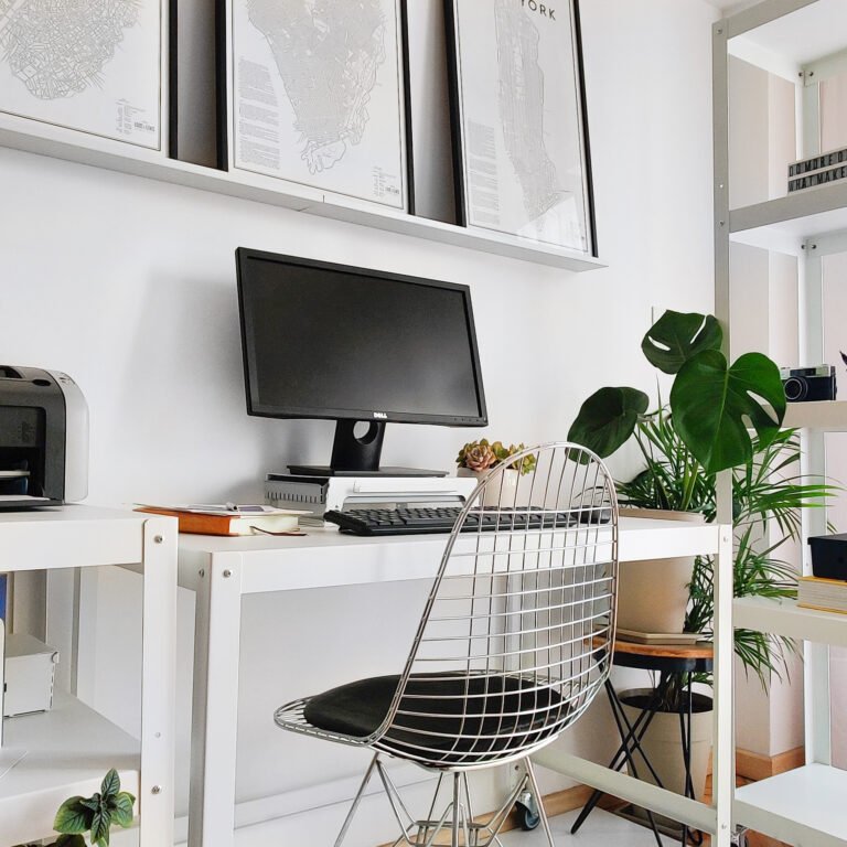 oficina con muebles con ruedas de metal blanco. escritorio, estanteria, mesa auxiliar, estantes y soporte de monitor