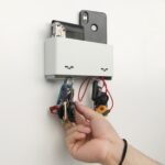 Llaves colgadas en el Portallaves con Contenedor ASANA de chapa blanco de Muett en pared clara