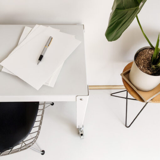escritorio blanco de acero compacto con ruedas mesa auxiliar diseño original Muett