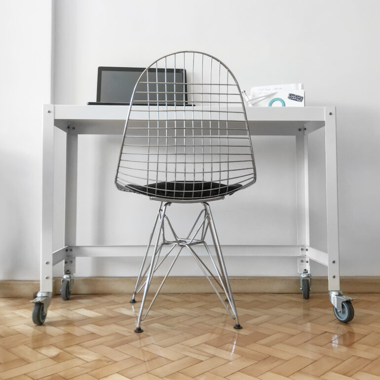 escritorio blanco de acero compacto con ruedas mesa auxiliar diseño original Muett