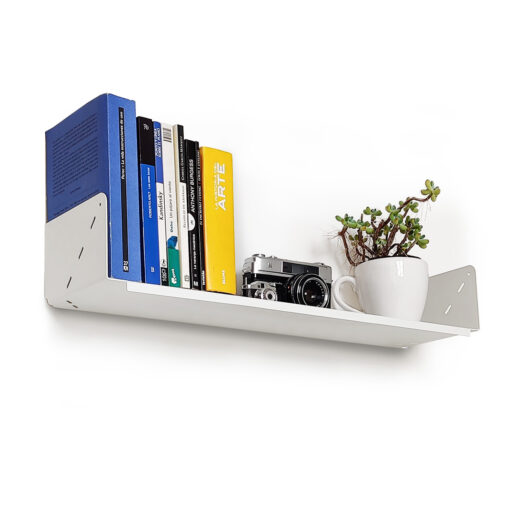 Estante PRISMA 60cm en acero, color blanco, fondo neutro, con libros, cámara fotográfica y pequeña planta, diseño moderno y funcional, Muett