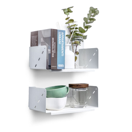 Pack x2 Estante PRISMA 28cm en acero, color blanco, fondo neutro, con frascos, libros, difusor, tazas y pequeña planta, diseño moderno y funcional, Muett