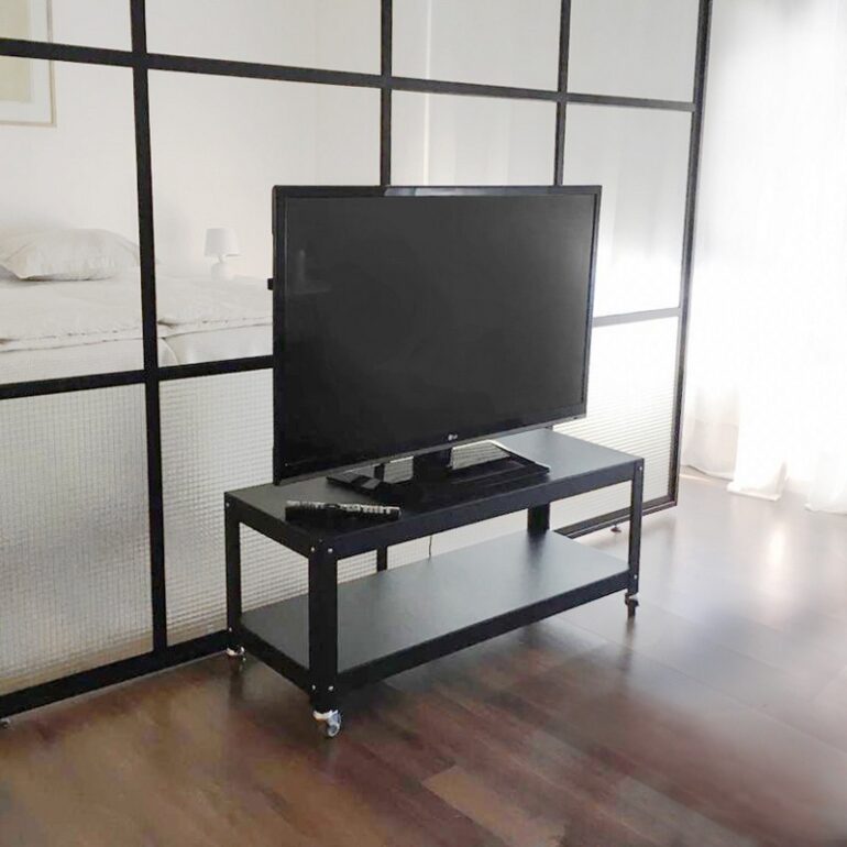 mesa auxiliar arrime con ruedas mueble metalico diseño muett