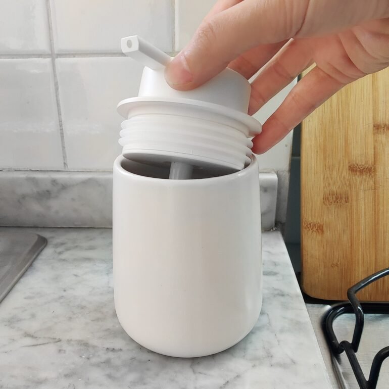 dispenser racionador de jabon de diseño para baño accesorio organizador minimalista Muett